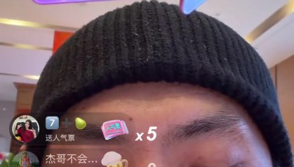 开云-韦世豪直播间刷礼物，王大雷：榜一大哥！饺子都不给你钱，你还刷