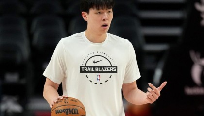 健康第一！杨瀚森因背部拉伤缺战G联赛：穿便装场边观战